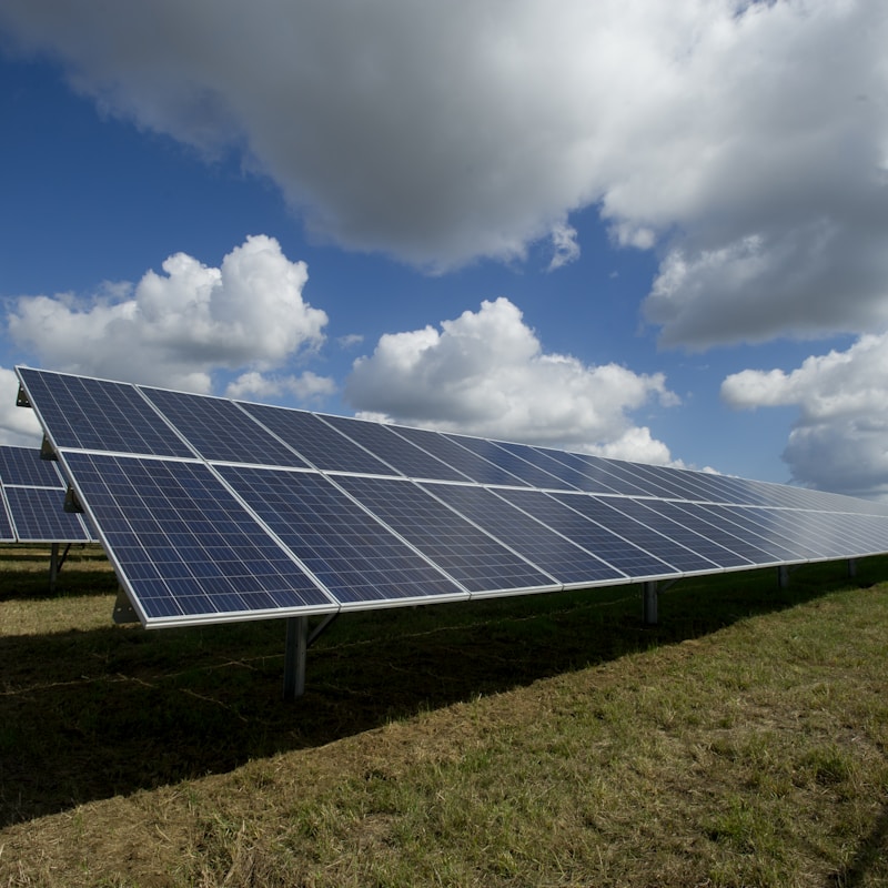 Instalação de painéis solares para produção de energia limpa e redução de custos energéticos.