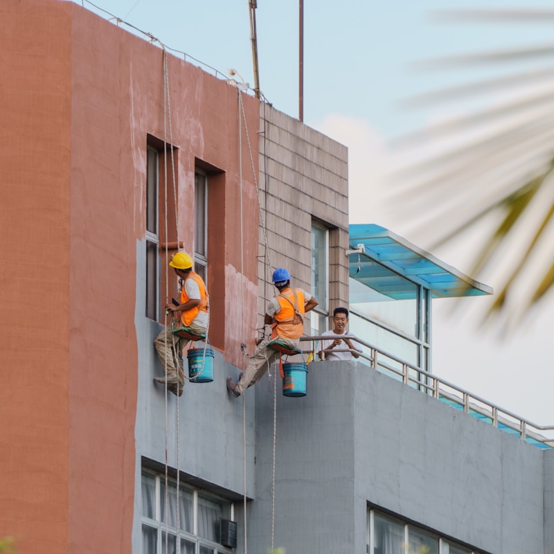 Pintura de fachada com rapel em edifício de grande dimensão — Cascais. Trabalho concluído com máxima segurança e acabamento profissional.